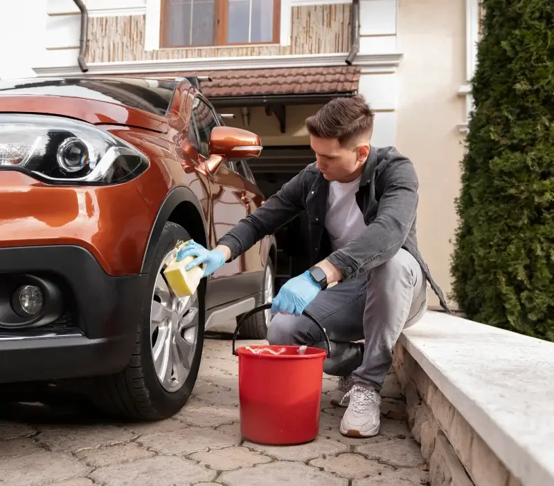 Lavage auto à domicile Saint-Cyr-les-Vignes : professionnel intervenant sur un véhicule